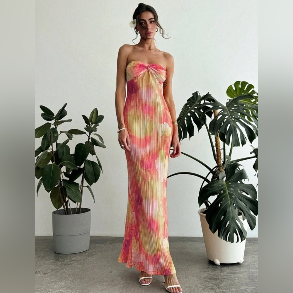 Aloruh Strapless Pleated Dress